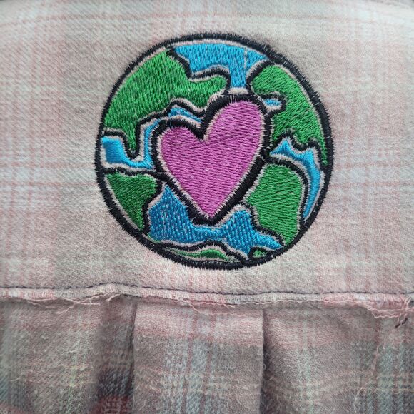 UPCYCLED Flannel with "Heart Earth" Embroidered Patch | Large - Picture 5 of 6